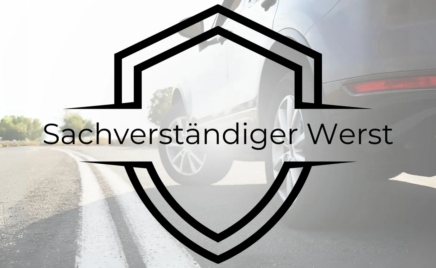 Logo Sachverständiger Werst vor einem Fahrzeug auf der Straße