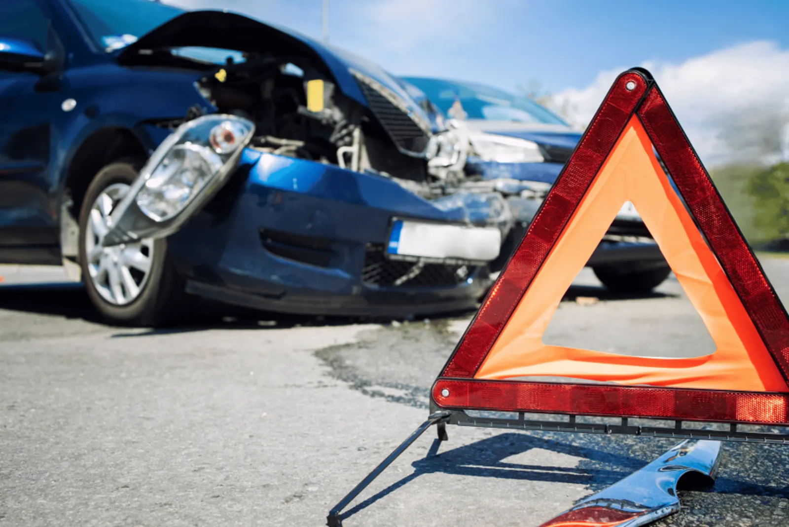 Zwei Autos nach einem Auffahrunfall, davor ein aufgestelltes Warndreieck