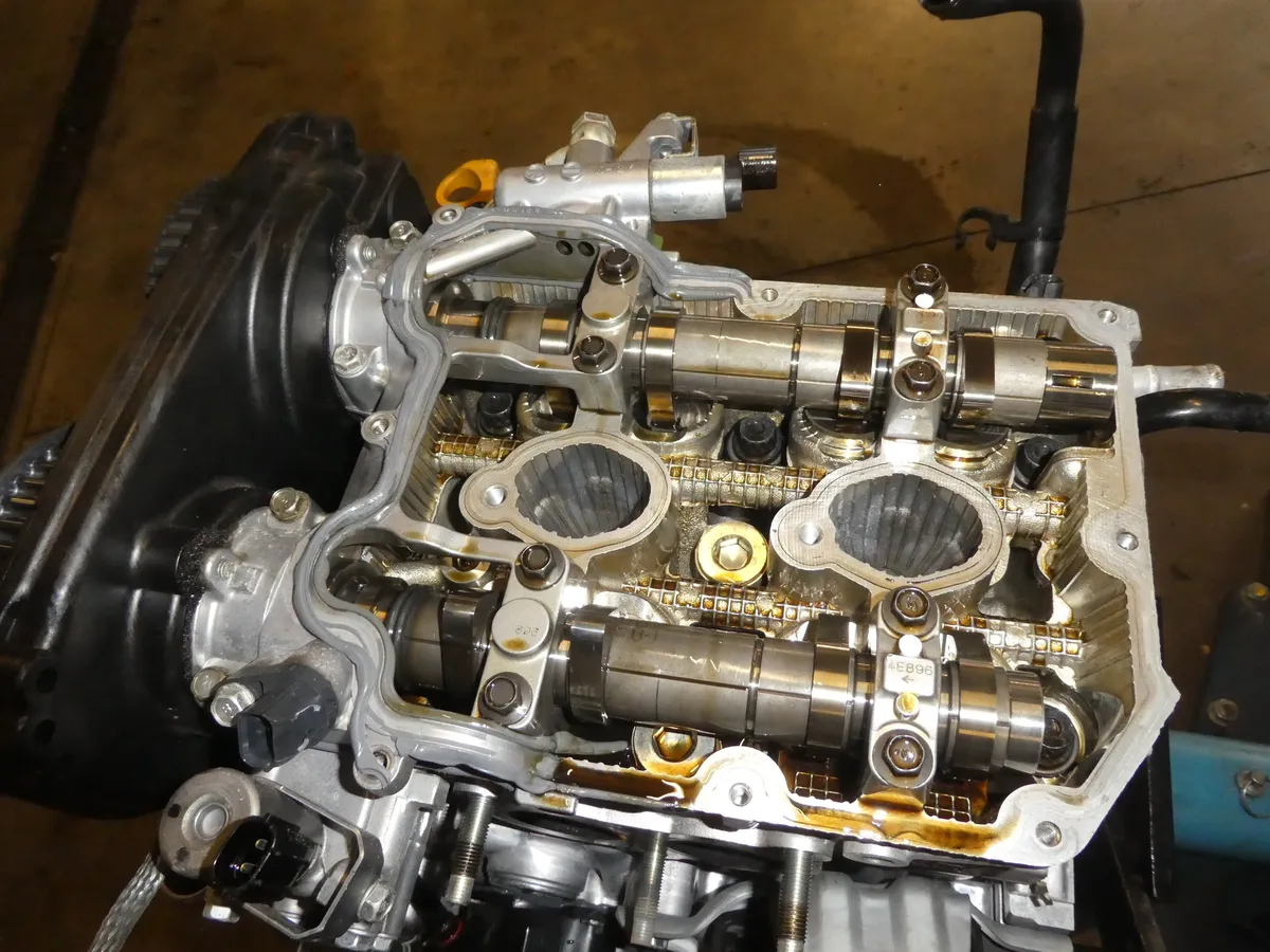 Geöffneter Zylinderkopf eines Motors mit Nockenwellen und Ventiltrieb